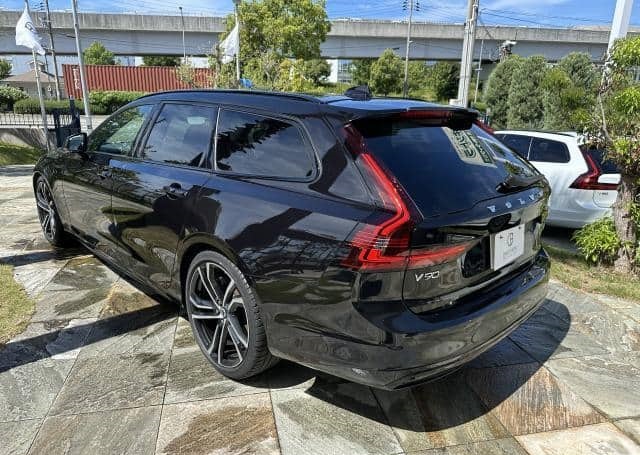 Is the VOLVO V90 2021 suitable for Uganda’s road conditions?