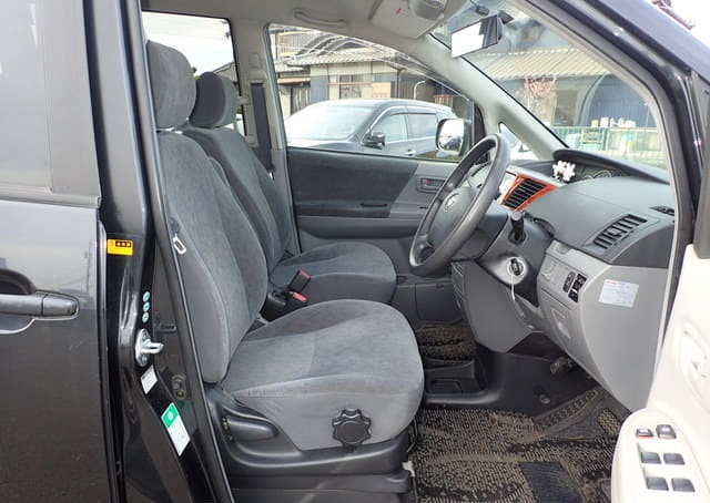 Toyota Noah 2005