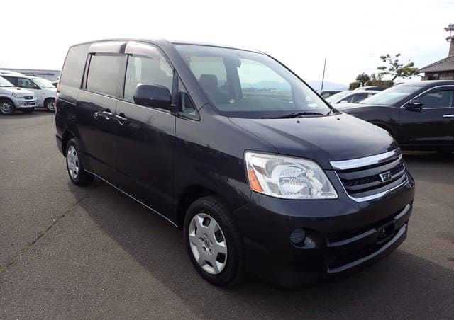 Toyota Noah 2005