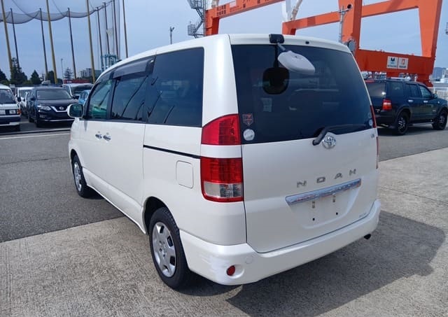 Toyota Noah 2006