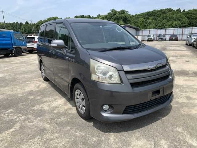 Toyota Noah 2008