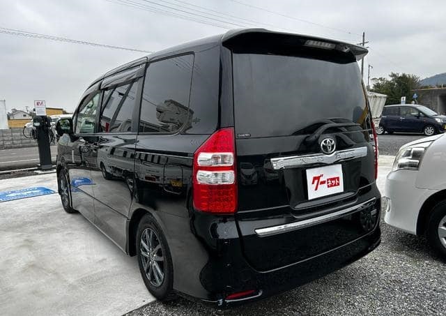 TOYOTA Noah 2010