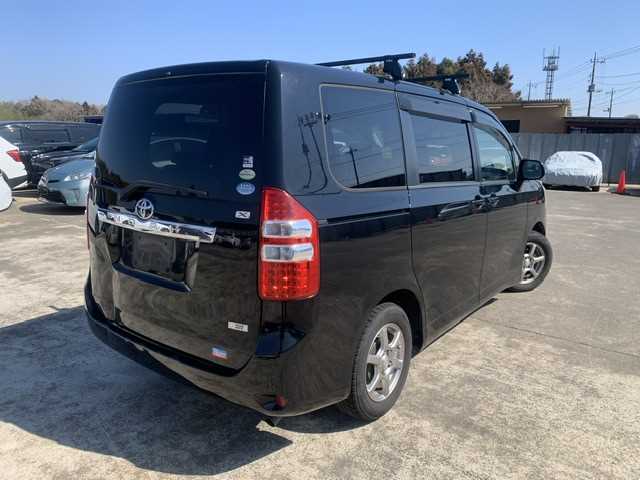 Toyota Noah 2011