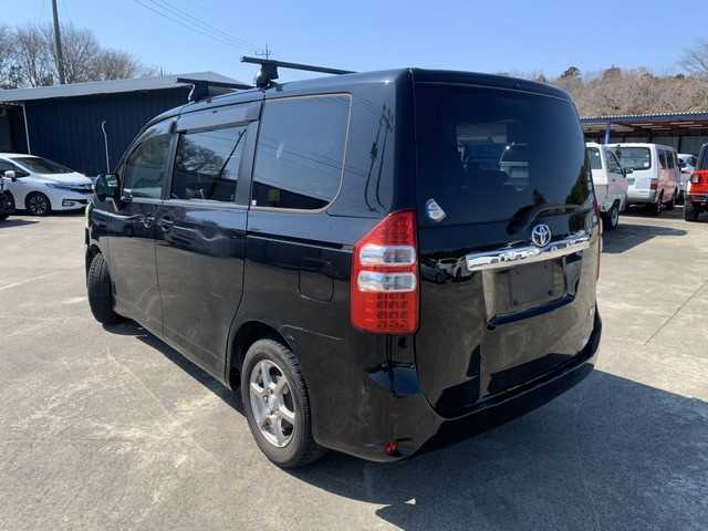 Toyota Noah 2011