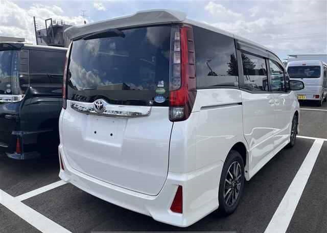Toyota Noah 2015
