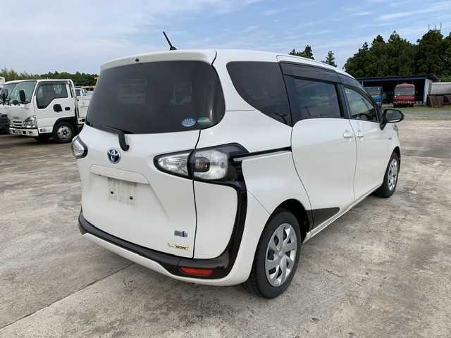 Toyota Sienta 2015