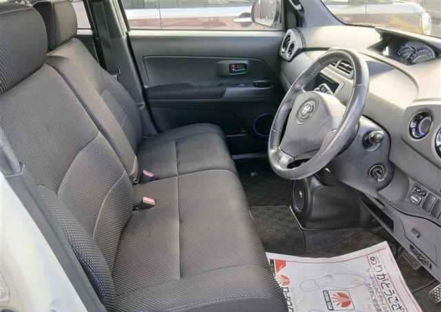 Toyota bB 2011