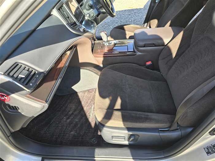 Toyota Crown Royal Series 2013